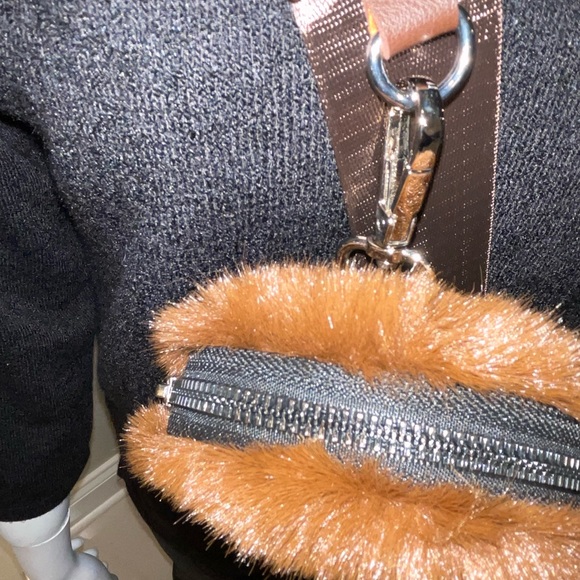 AKIRA Luxe Faux Fur X-Body Bag w/Clip-on Coin/Key Pouch - NWT - Picture 4 of 8